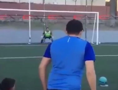 H πιο «τρελή» εκτέλεση πέναλτι που έχουμε δει τα τελευταία χρόνια (βίντεο)